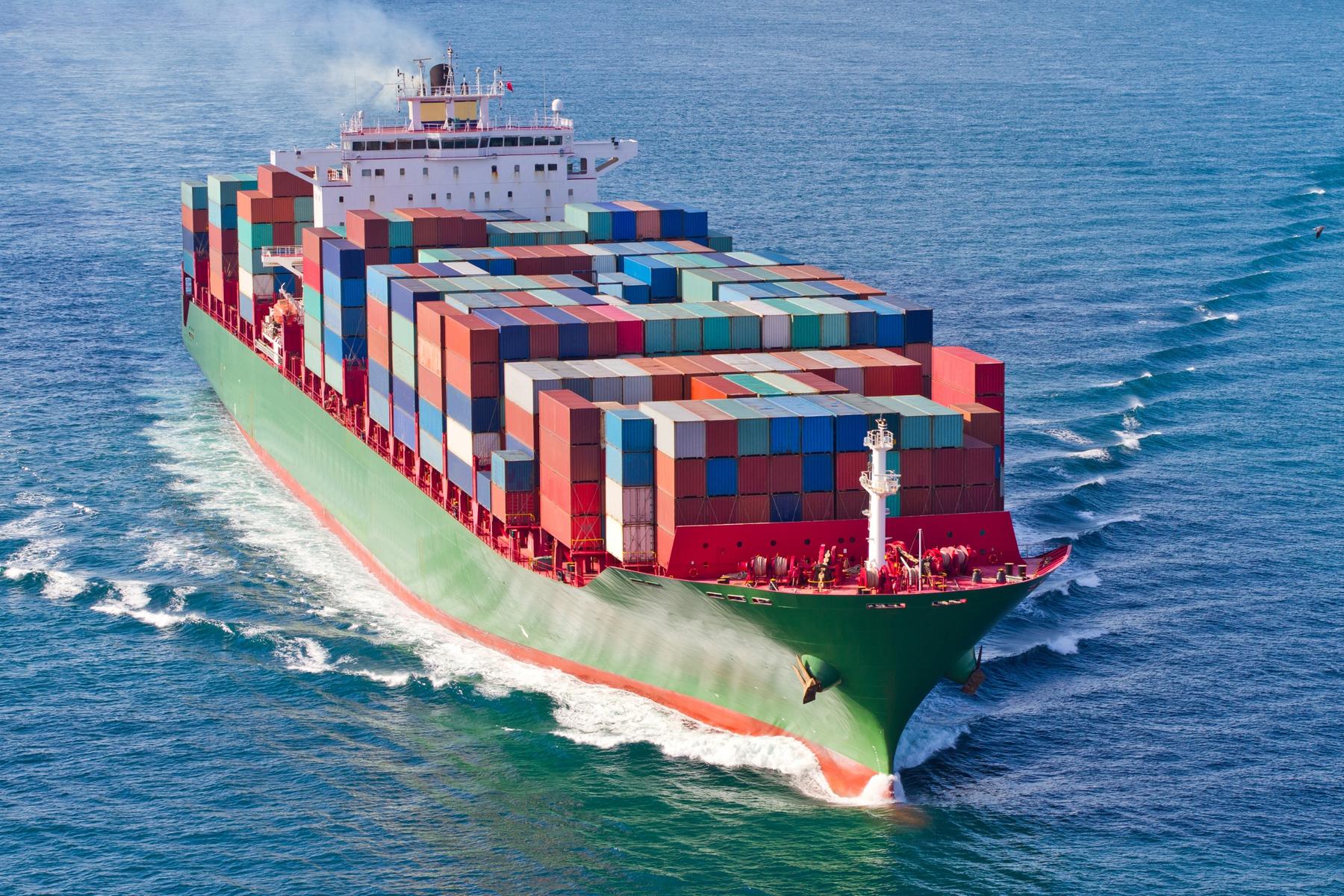 Containerschiff auf offener See